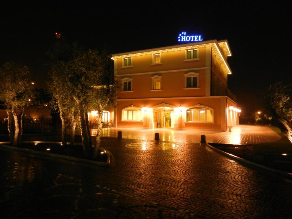 Hotel Villa Michelangelo Citta Sant'Angelo Exterior photo